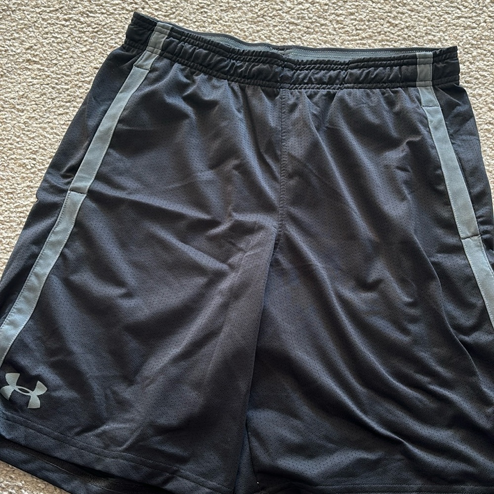 Men’s Under Armor shorts. Black. Large